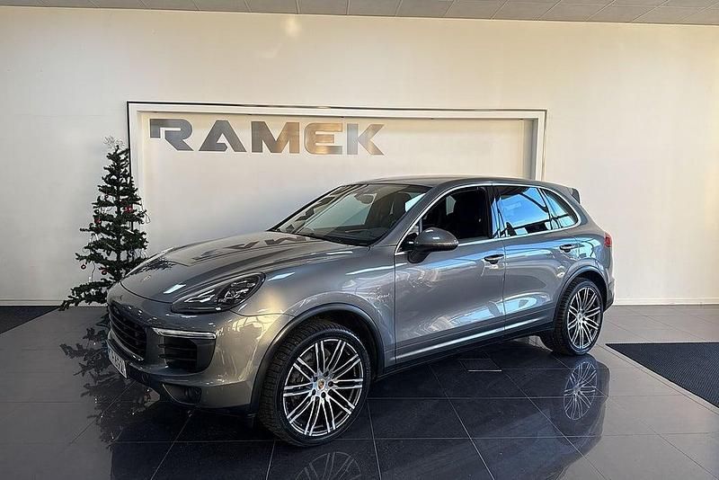 Mörkgrå Begagnad 2015 Porsche Cayenne Sport SUV | 369 000 kr (Marknadspris) - Bild 1/4