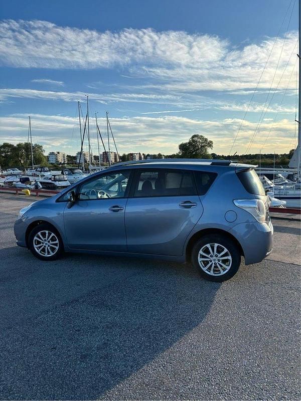 Blå Begagnad 2011 Toyota Verso Minibuss | 45 000 kr (Marknadspris) - Bild 1/4