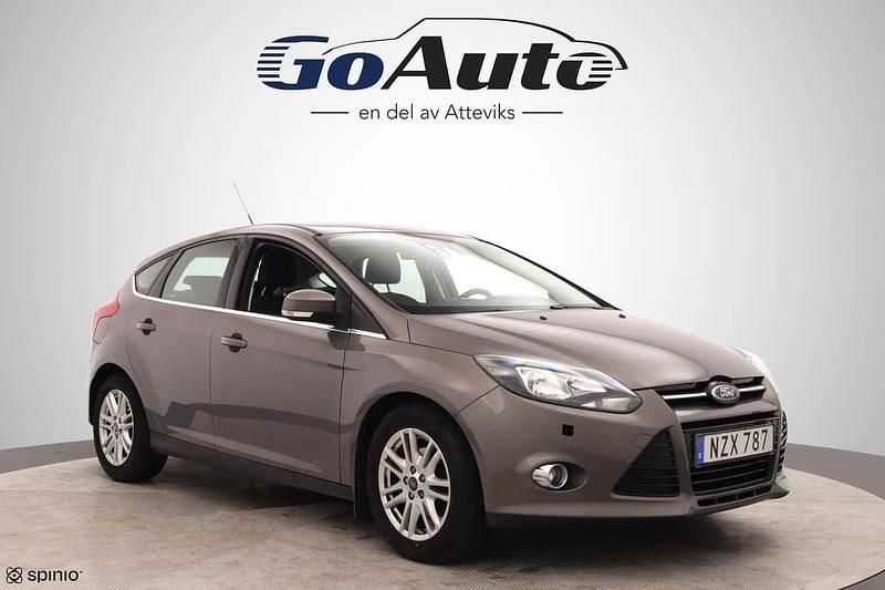 Brun Begagnad 2013 Ford Focus Titanium Halvkombi | 89 900 kr (Lite dyr) - Bild 1/4