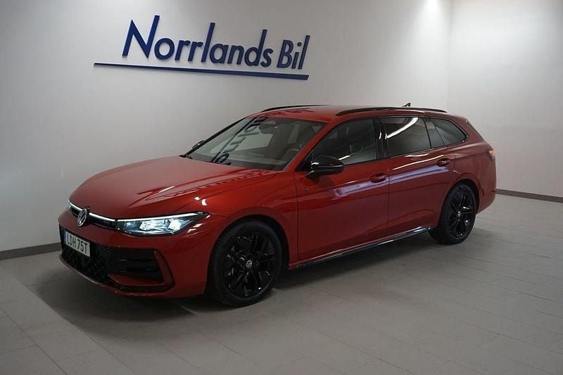 Röd (chili red metallic) Begagnad 2024 VW Passat R-line Kombi | 499 900 kr - Bild 1/4