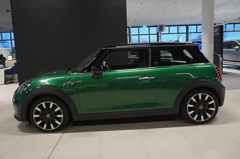 Begagnad Mini Cooper 130 kW (177 HK) 2022 British racing green iv metallic Halvkombi
