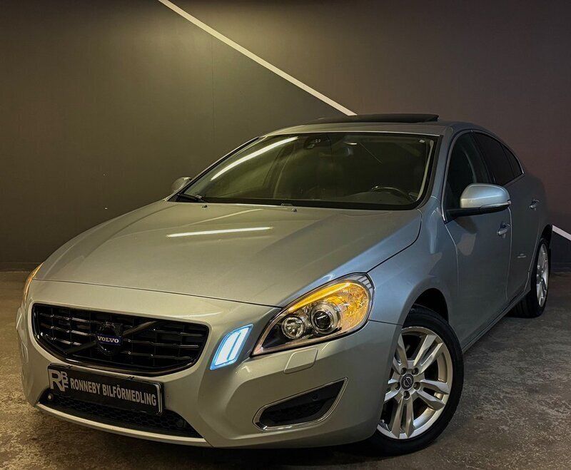 Silver Begagnad 2011 Volvo S60 Summum Sedan | 84 900 kr (Marknadspris) - Bild 1/4