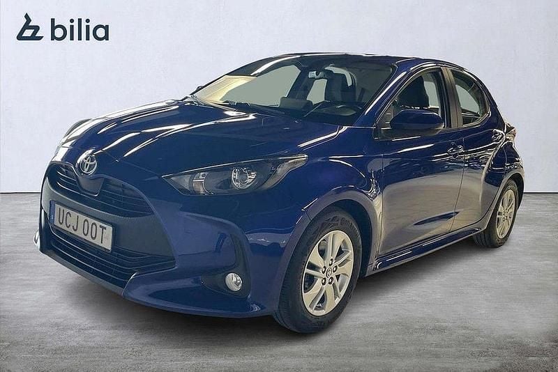 Blå Begagnad 2022 Toyota Yaris Hybrid Active Halvkombi | 219 900 kr (Marknadspris) - Bild 1/3