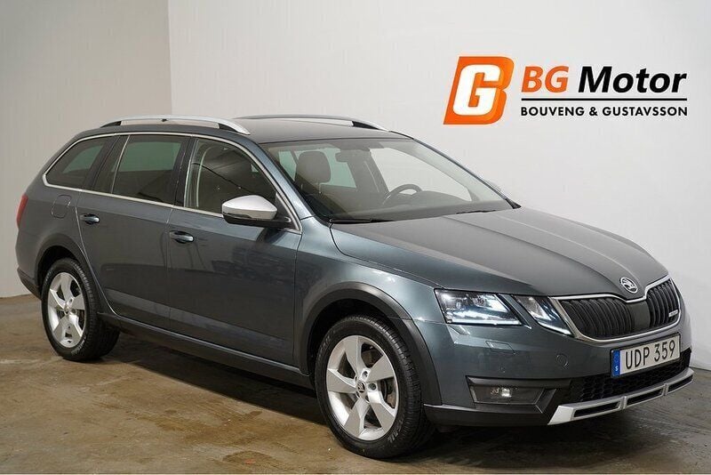 Grå Begagnad 2018 Skoda Octavia Scout Kombi | 164 800 kr (Marknadspris) - Bild 1/3