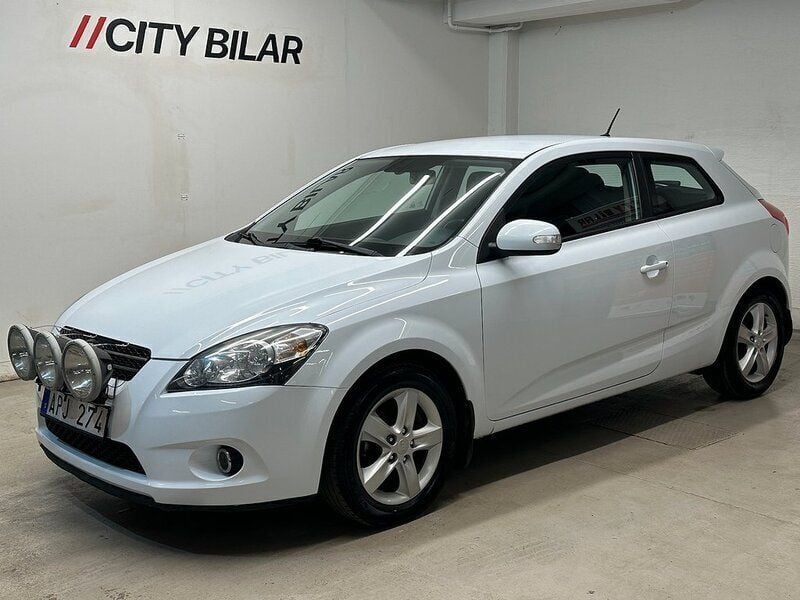 Vit Begagnad 2010 Kia ProCeed 4 Halvkombi | 54 900 kr (Lite dyr) - Bild 1/4
