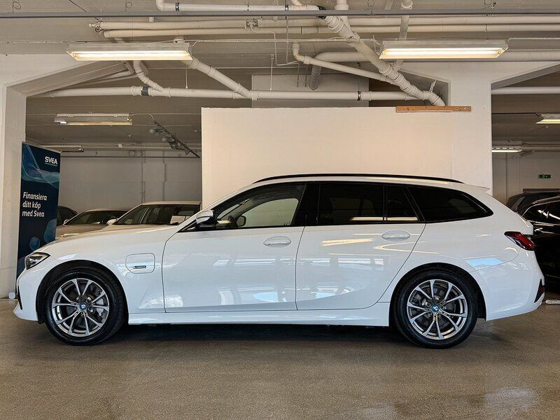 Begagnad BMW 330e Sport Line 293 HK (215 kW) 2021 Vit Kombi