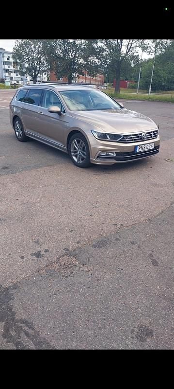 Guld Begagnad 2016 VW Passat | 125 000 kr (Bra pris) - Bild 1/4