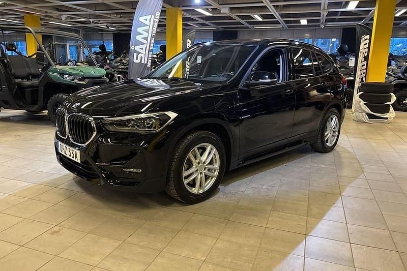 Svart Begagnad 2022 BMW X1 Sport Line SUV | 294 900 kr (Bra pris) - Bild 1/4