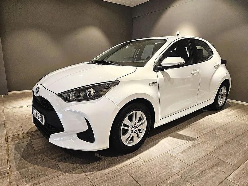 Vit Begagnad 2021 Toyota Yaris Hybrid Active Halvkombi | 179 000 kr (Marknadspris) - Bild 1/3
