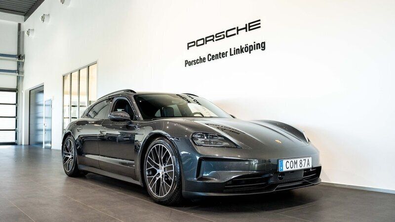 Grå (grey) Begagnad 2025 Porsche Taycan Sport Turismo Sedan | 1 125 000 kr - Bild 1/3