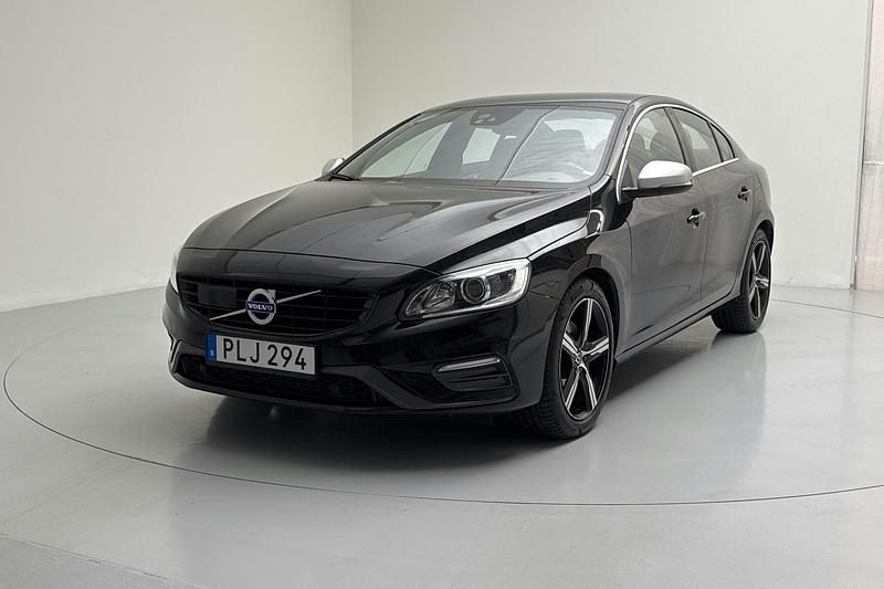 Svart Begagnad 2018 Volvo S60 R-Design Sedan | 184 800 kr - Bild 1/4