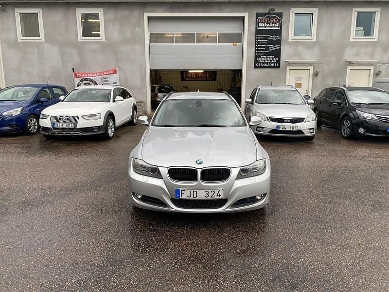 Ljusgrå Begagnad 2012 BMW 320 Kombi | 95 900 kr (Superpris) - Bild 1/4