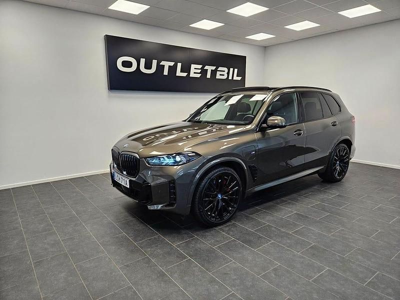 Grön Begagnad 2024 BMW X5 Exclusive SUV | 1 099 000 kr - Bild 1/4