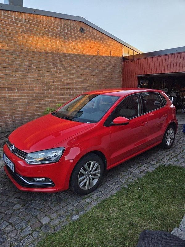 Röd Begagnad 2016 VW Polo Halvkombi | 85 000 kr (Marknadspris) - Bild 1/4