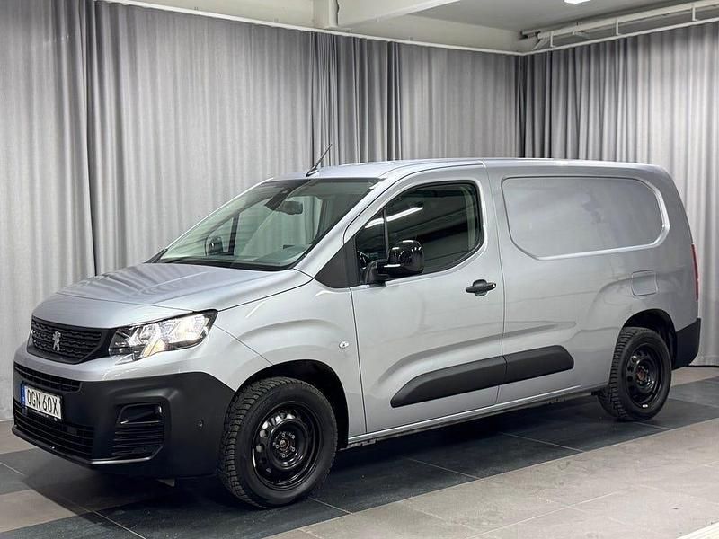 Grå Begagnad 2022 Peugeot Partner Minibuss | 318 625 kr - Bild 1/4