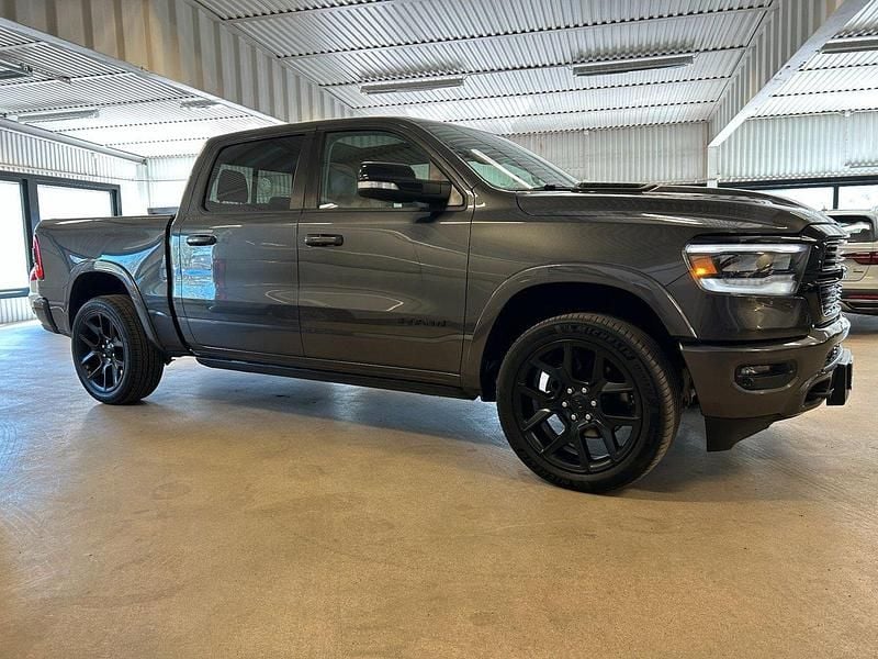 Mörkgrå (granit silver) Begagnad 2022 Dodge Ram Pickup | 675 000 kr (Superpris) - Bild 1/4