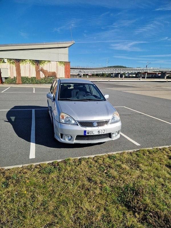 Silver Begagnad 2005 Suzuki Liana Halvkombi | 18 500 kr (Superpris) - Bild 1/4