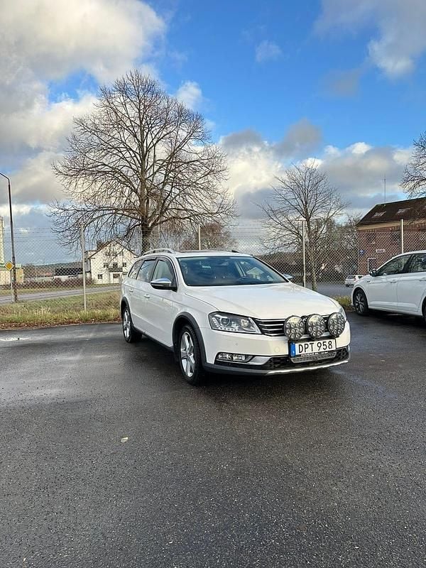 Candyvit Begagnad 2015 VW Passat Alltrack Kombi | 99 900 kr (Marknadspris) - Bild 1/4