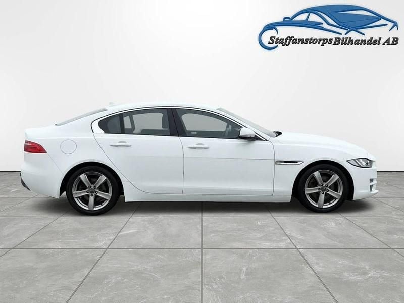 Begagnad Jaguar XE 163 HK (119 kW) 2015 Vit Sedan