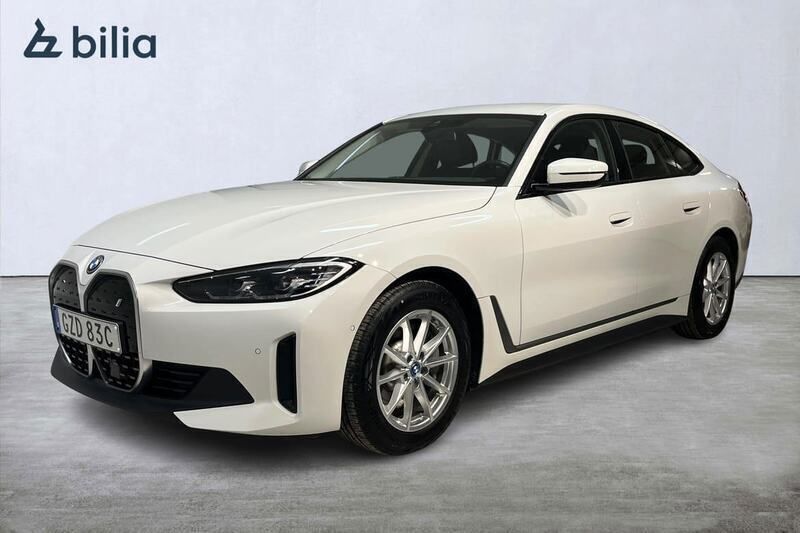 Vit Begagnad 2023 BMW i4 Shadowline Sedan | 509 800 kr (Superpris) - Bild 1/4