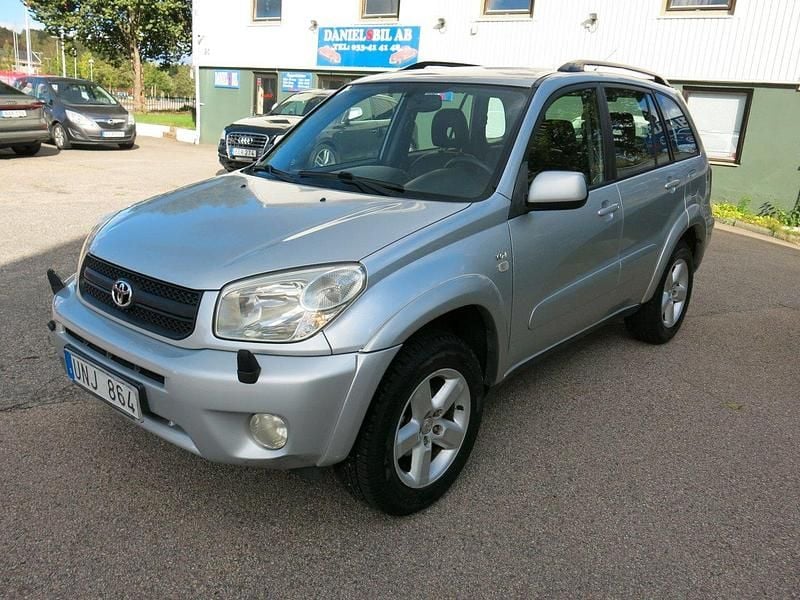 Silver Begagnad 2003 Toyota RAV4 SUV | 79 900 kr (Bra pris) - Bild 1/4