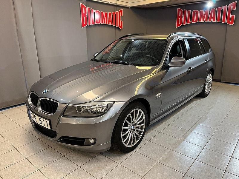 Grå Begagnad 2012 BMW 320 Sport Line Kombi | 129 900 kr (Marknadspris) - Bild 1/4