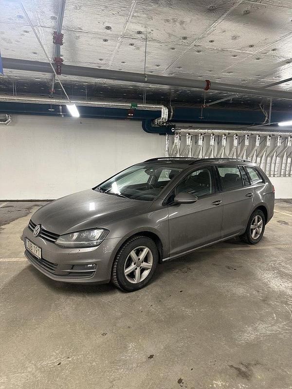 Grå Begagnad 2016 VW Golf VII Kombi | 99 900 kr (Marknadspris) - Bild 1/4
