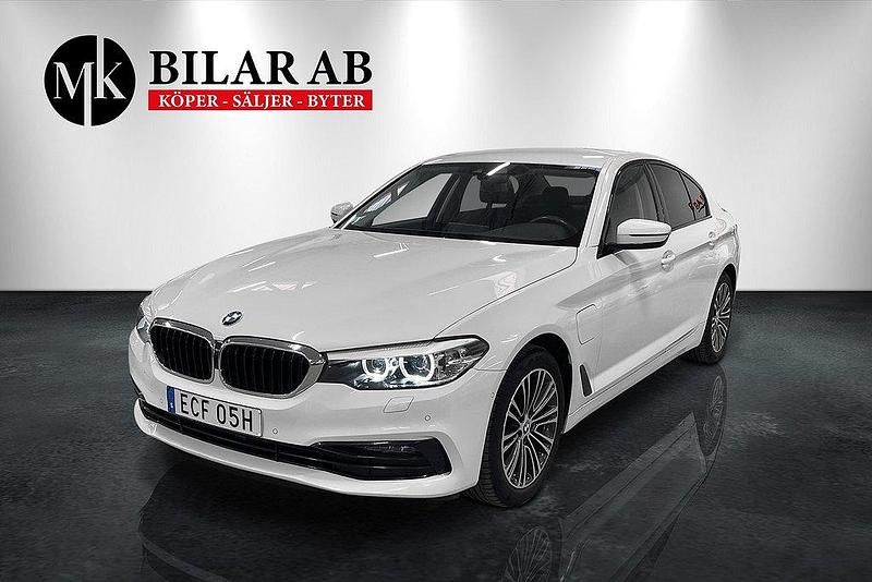 Vit Begagnad 2020 BMW 530e iPerformance Sedan | 274 900 kr (Bra pris) - Bild 1/4