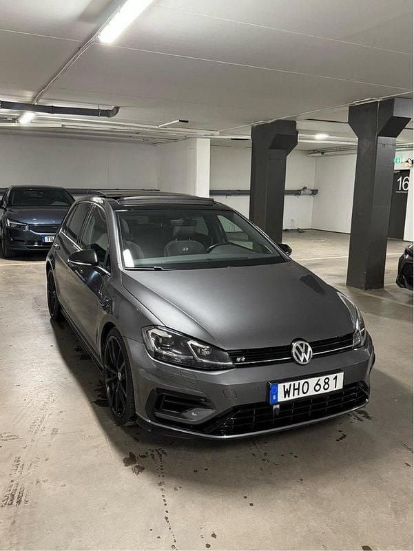 Grå Begagnad 2018 VW Golf VII R Halvkombi | 288 000 kr (Dyr) - Bild 1/4