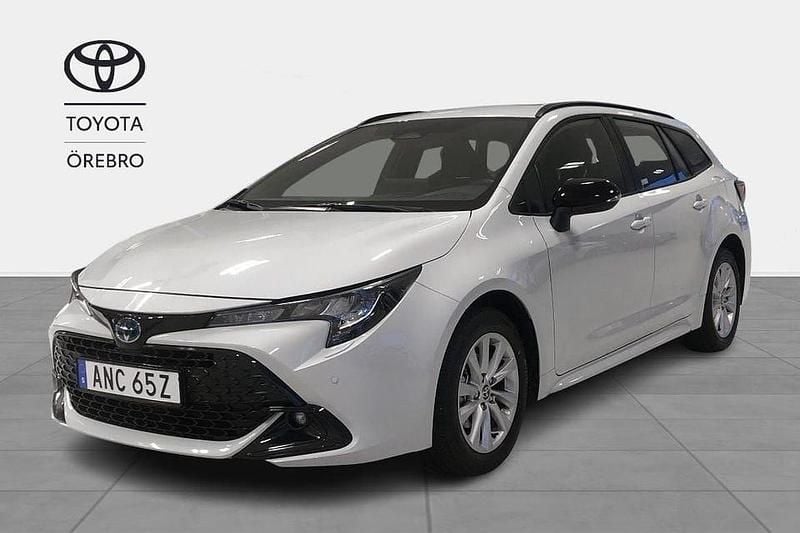 Grå Begagnad 2025 Toyota Corolla Active Kombi | 309 900 kr (Marknadspris) - Bild 1/4