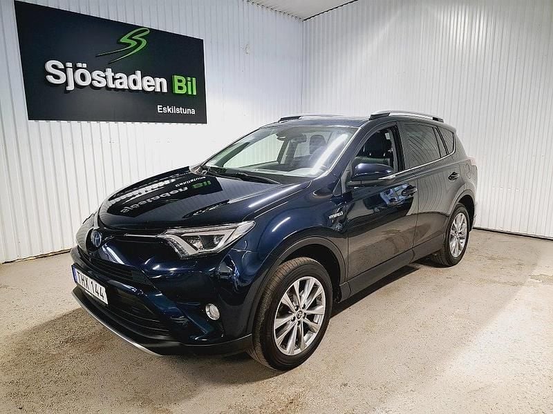 Blå Begagnad 2018 Toyota RAV4 Hybrid Executive SUV | 219 900 kr (Marknadspris) - Bild 1/4