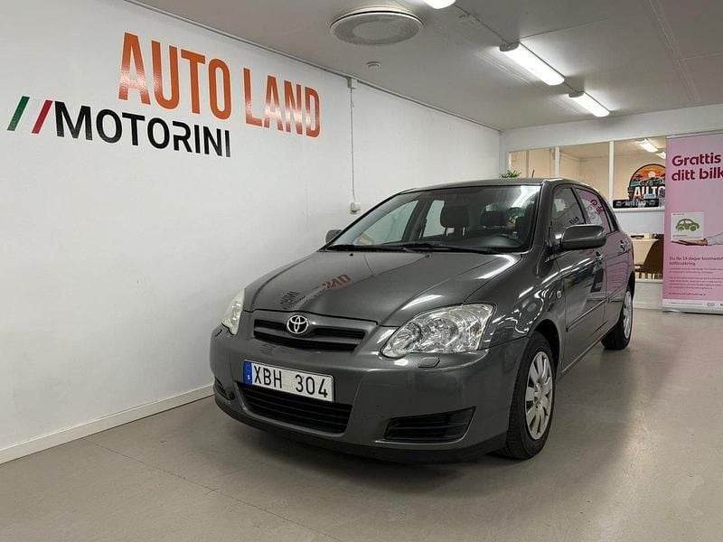 Grå Begagnad 2005 Toyota Corolla Halvkombi | 49 900 kr (Marknadspris) - Bild 1/4