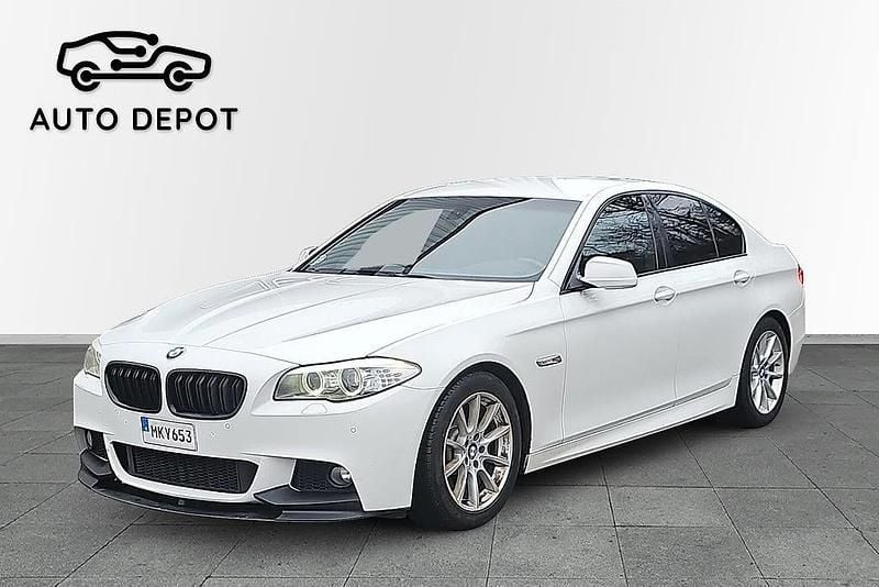 Vit Begagnad 2012 BMW 520 M Sport Sedan | 124 900 kr (Marknadspris) - Bild 1/4