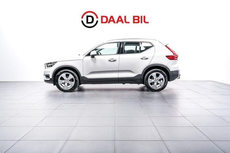 Vit Begagnad 2020 Volvo XC40 Momentum SUV | 299 700 kr (Bra pris) - Bild 1/4