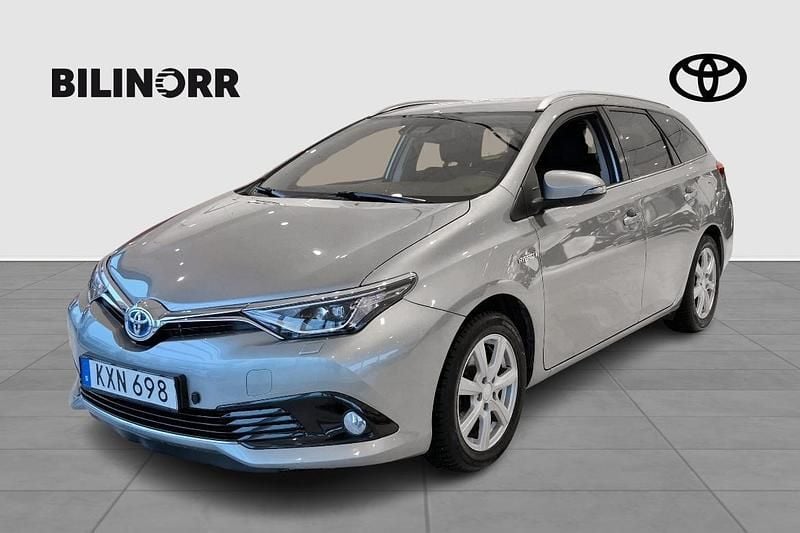 Grå Begagnad 2015 Toyota Auris Touring Sports Kombi | 149 900 kr (Marknadspris) - Bild 1/4