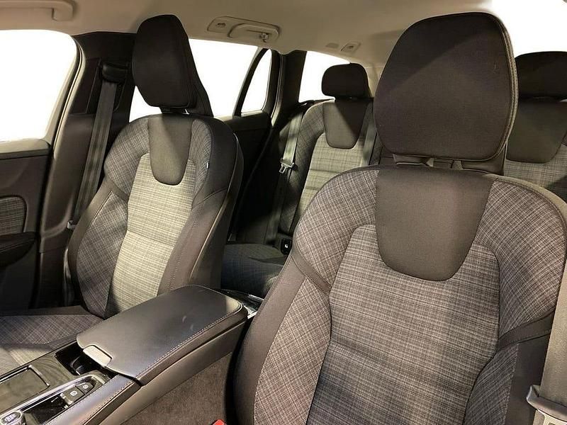 Begagnad Volvo V60 Core 355 HK (261 kW) 2023 Svart Kombi