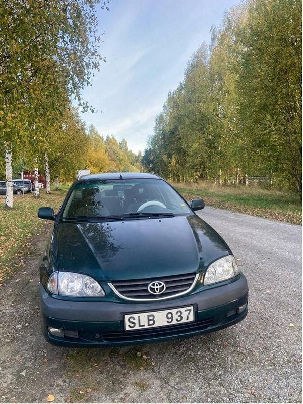 Grön Begagnad 2001 Toyota Avensis Sedan | 18 000 kr (Marknadspris) - Bild 1/4