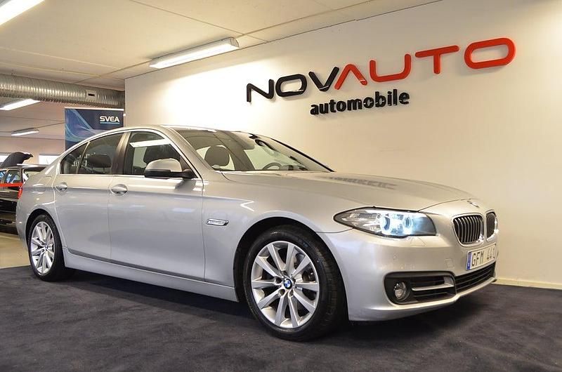 Silver Begagnad 2013 BMW 520 Sedan | 149 000 kr (Marknadspris) - Bild 1/4