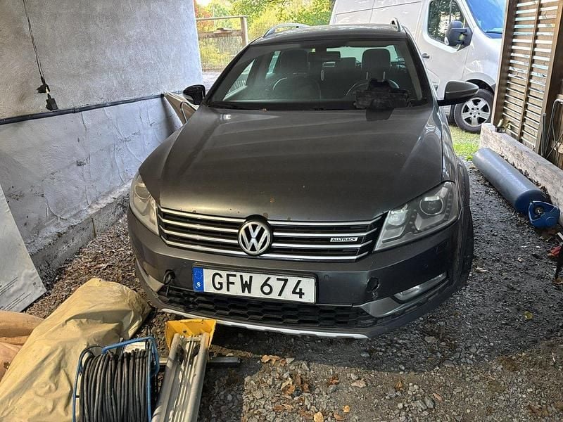 Grå Begagnad 2014 VW Passat Alltrack Kombi | 48 000 kr (Superpris) - Bild 1/4