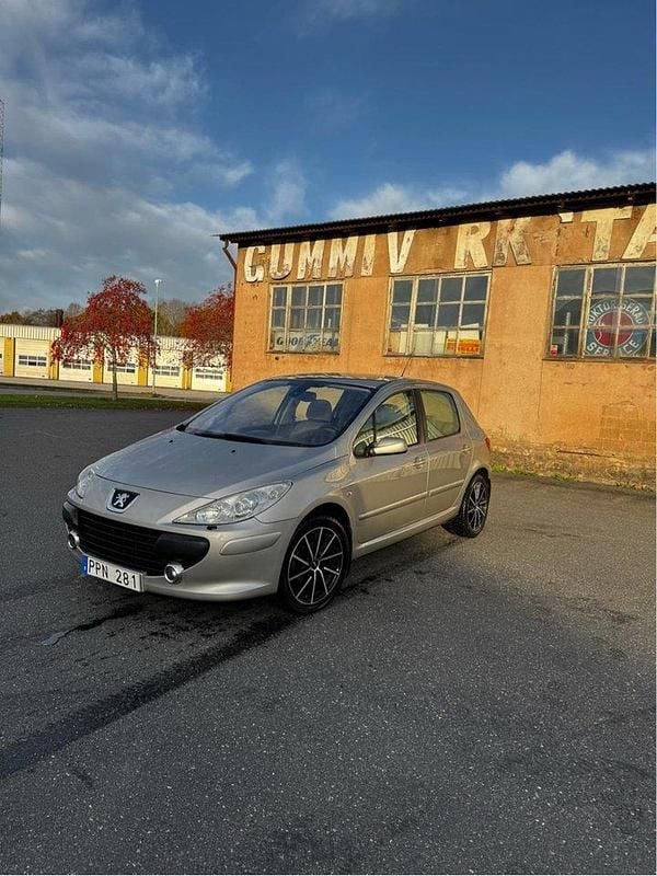 Grå Begagnad 2006 Peugeot 307 Halvkombi | 16 500 kr (Marknadspris) - Bild 1/4