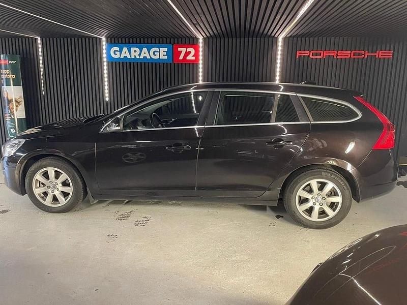 Begagnad Volvo V60 Momentum 150 HK (110 kW) 2011 Svart Kombi