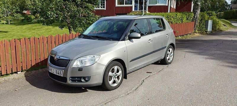 Brun Begagnad 2009 Skoda Fabia Halvkombi | 20 000 kr (Bra pris) - Bild 1/4