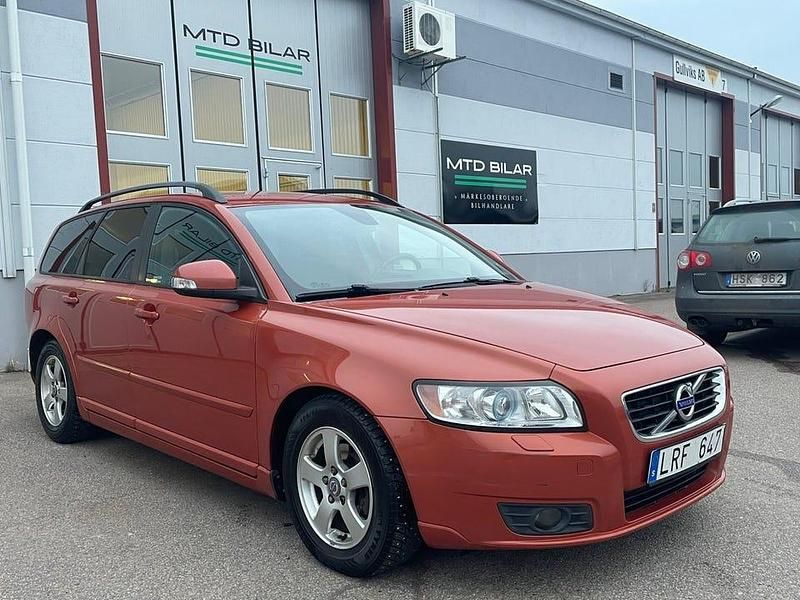 Begagnad Volvo V50 Momentum 116 HK (85 kW) 2011 Röd Kombi