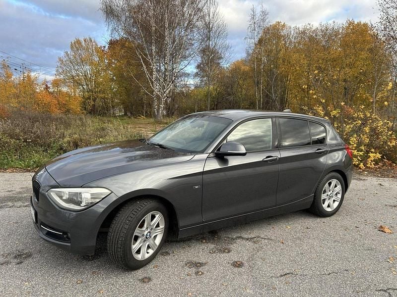 Grå Begagnad 2012 BMW 116 Sport Line Halvkombi | 86 500 kr (Bra pris) - Bild 1/4