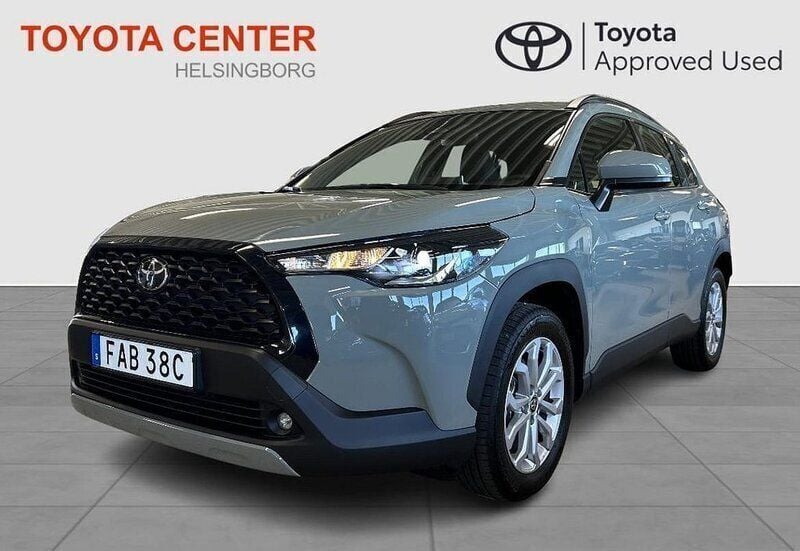 Grön Begagnad 2024 Toyota Corolla Cross Active SUV | 379 900 kr (Marknadspris) - Bild 1/4
