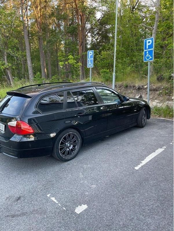 Svart Begagnad 2007 BMW 325 Kombi | 46 000 kr (Marknadspris) - Bild 1/4