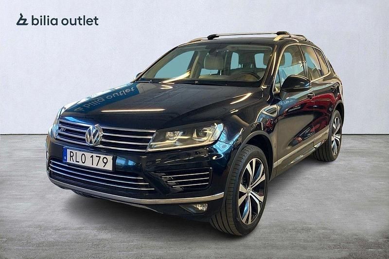 Mörkblå Begagnad 2017 VW Touareg R-line SUV | 239 900 kr (Bra pris) - Bild 1/4