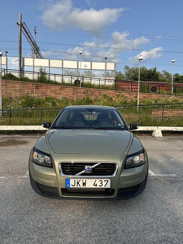 Grön Begagnad 2008 Volvo C30 Kinetic Halvkombi | 73 900 kr (Marknadspris) - Bild 1/4