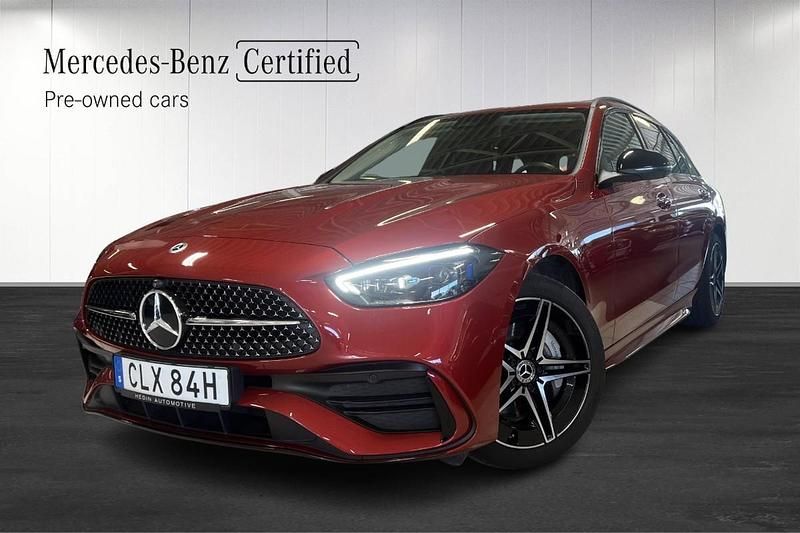 Röd (red) Begagnad 2022 Mercedes C300e AMG Kombi | 409 700 kr (Marknadspris) - Bild 1/4