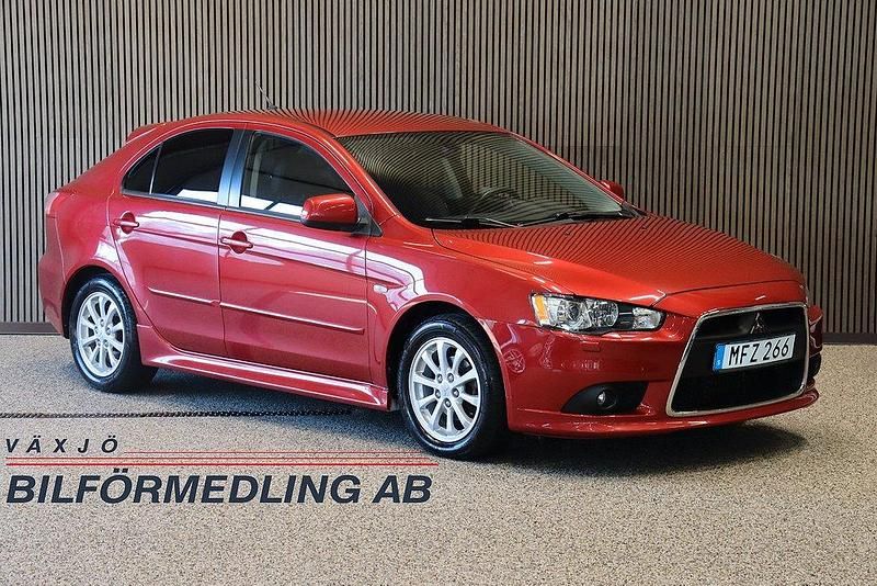 Mörkröd (rödmetallic) Begagnad 2011 Mitsubishi Lancer Sportback Halvkombi | 49 900 kr (Marknadspris) - Bild 1/4